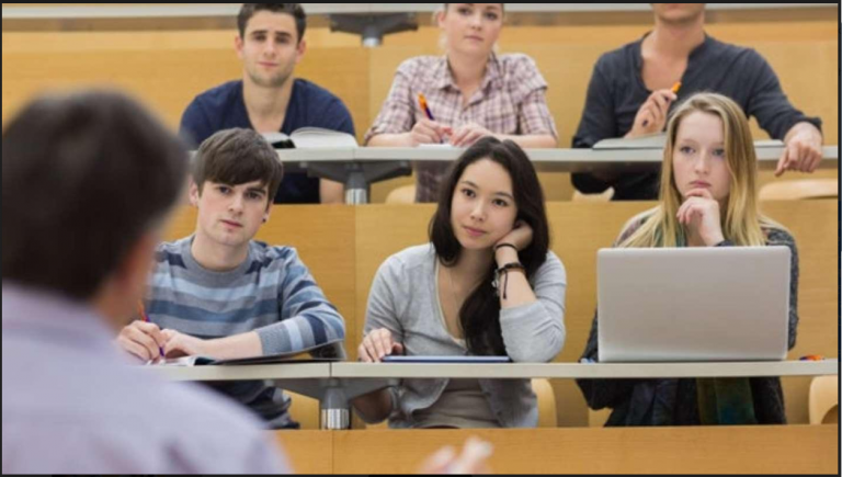 आइस ने घोषणा की है कि वीजा पर छात्रों को संयुक्त राज्य छोड़ना होगा या किसी अन्य कॉलेज में स्थानांतरित करना होगा यदि उनके स्कूल केवल ऑनलाइन हैं।